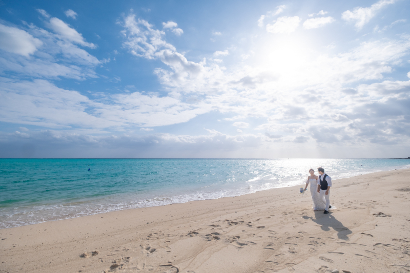 キラキラした海でフォトウェディング