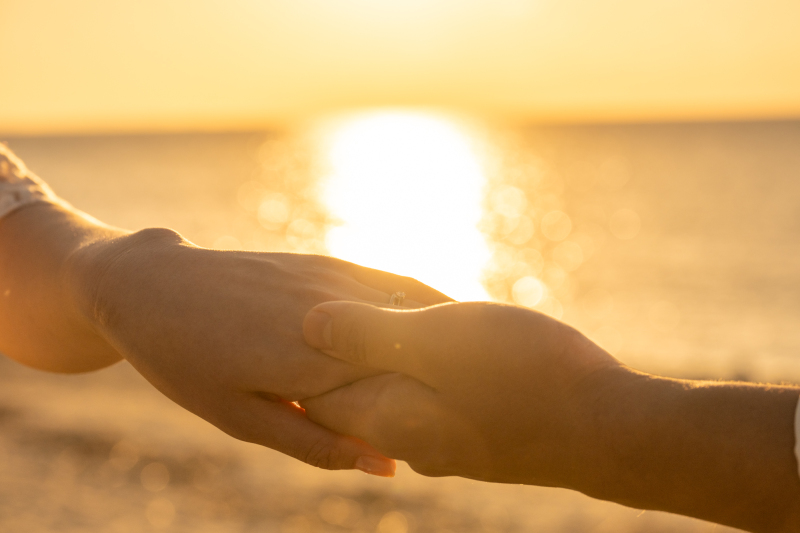 サンセットに輝く指輪。