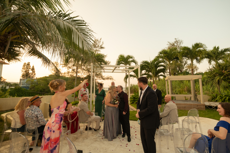 みんなに祝福されるおふたり。