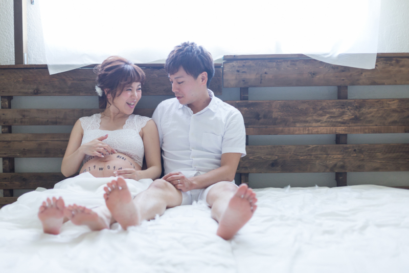 スタジオでマタニティフォト