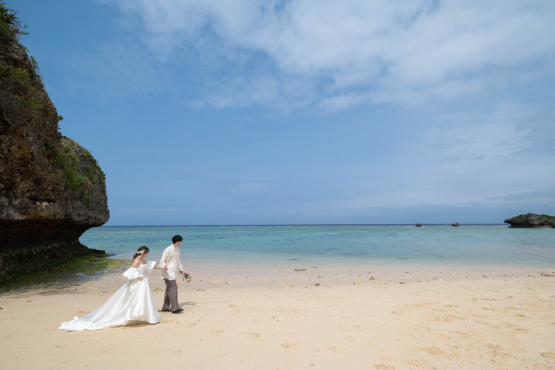 ビーチを眺めながらのお散歩ショット