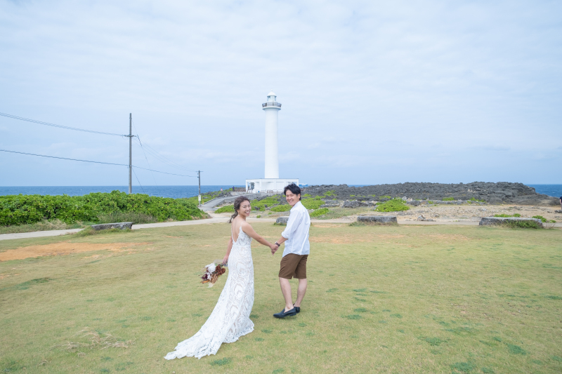 灯台がそびえ立つ残波岬