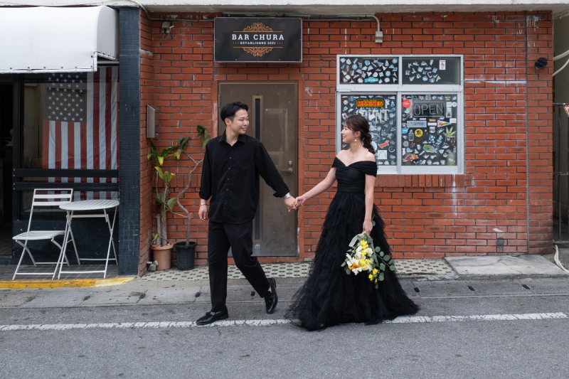 日常と非日常が重なり合う、印象的なワンシーン