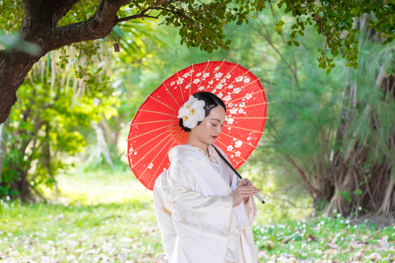 色鮮やかな和傘を使い、彩り豊かな1枚に。