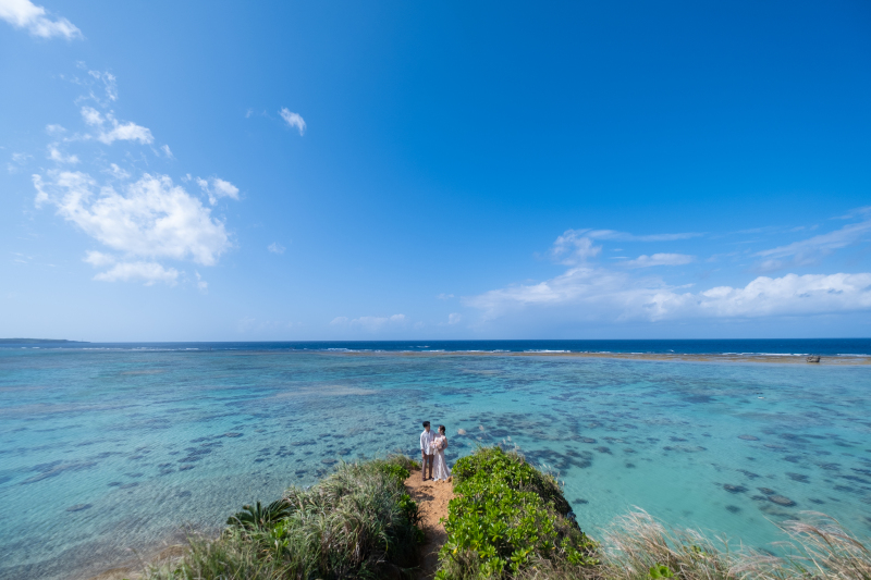 小道を抜けた先の青い海