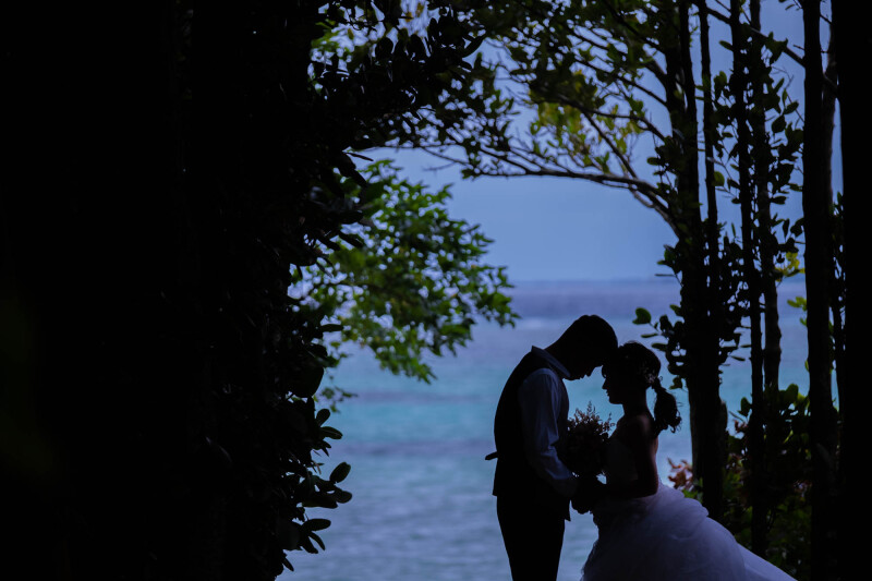 沖縄の海の色を活かしたシルエット姿