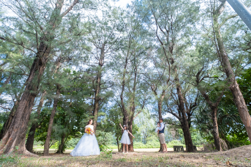 空高く生えた緑の中でフォトウェディング