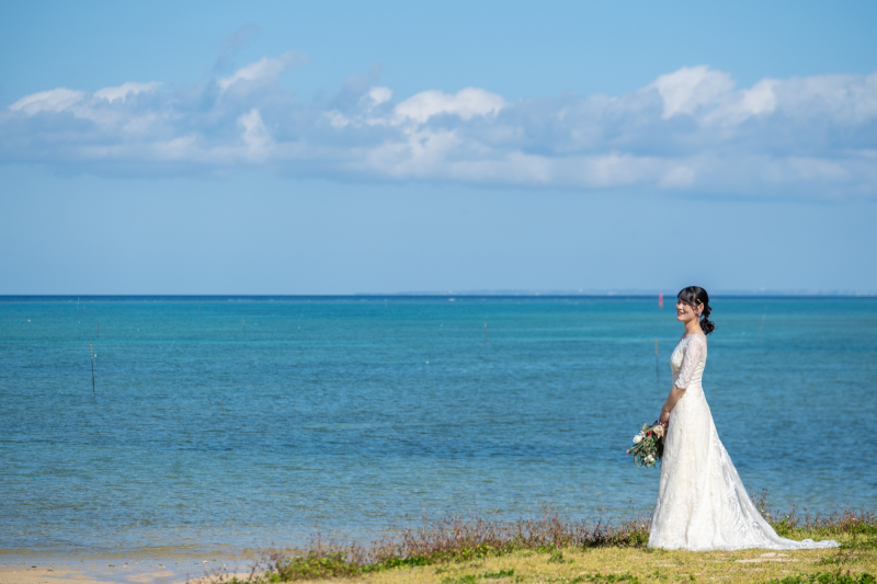 ウェディングドレスのシルエットが綺麗な1枚。