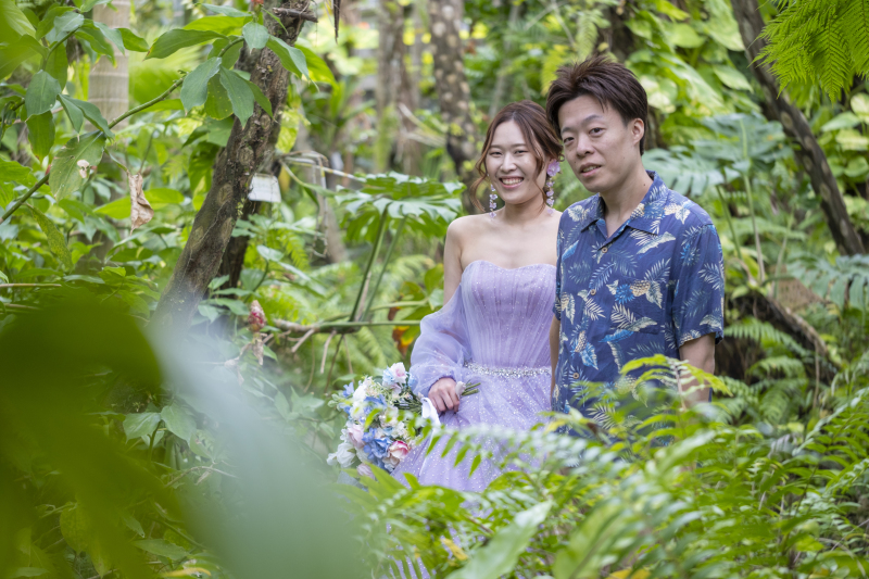 お二人らしい表情が自然と溢れるお散歩シーン