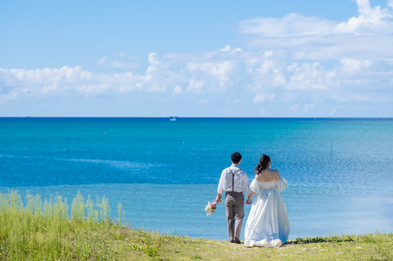 ビーチへと向かう後ろ姿