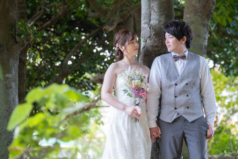 木にもたれながら