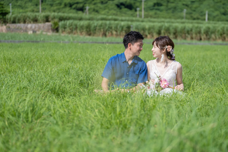 ガラリと雰囲気が変わる緑で沖縄フォトウェディング