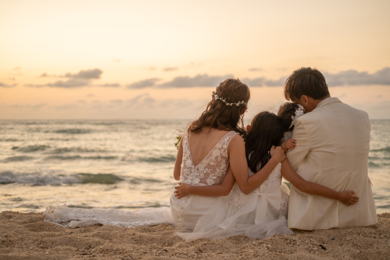 みんなでサンセットを眺めながらフォトウェディング