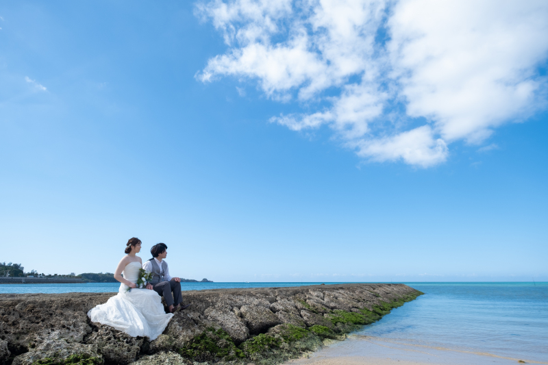 沖縄の海眺めるお二人