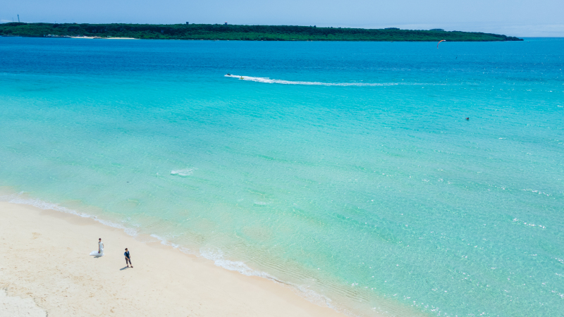 沖縄フォトウェディングにぴったりのドローン空撮