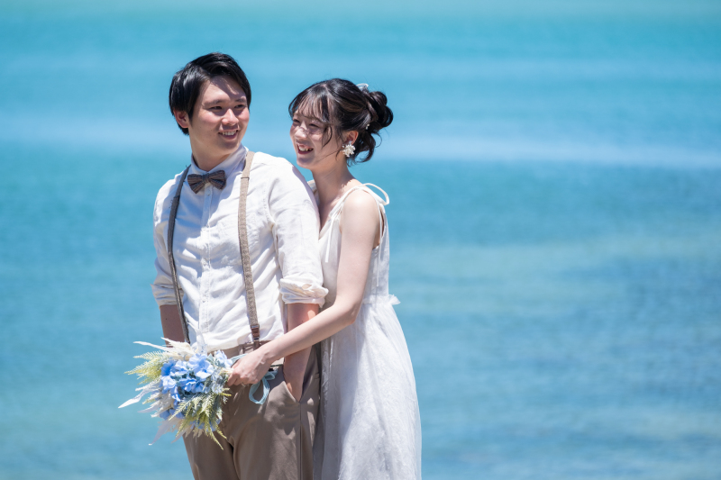 新郎様をぎゅっとハグする新婦様♪