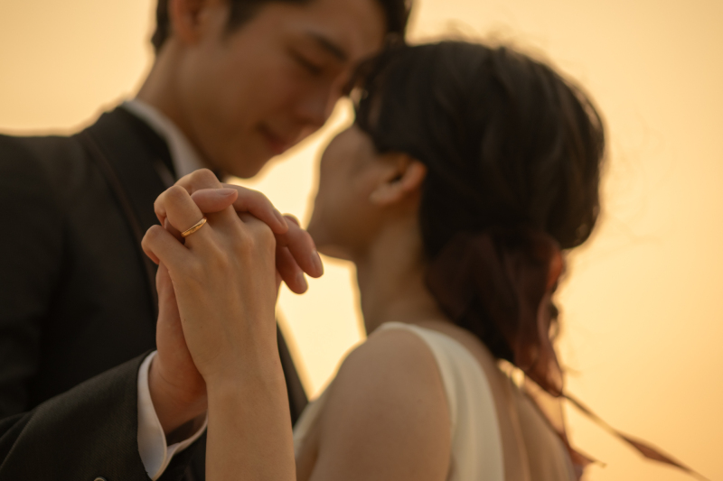 手を繋ぎ、誓い合うようなおふたりの姿。