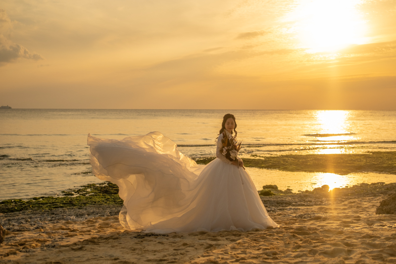 ふわっとなびくドレス