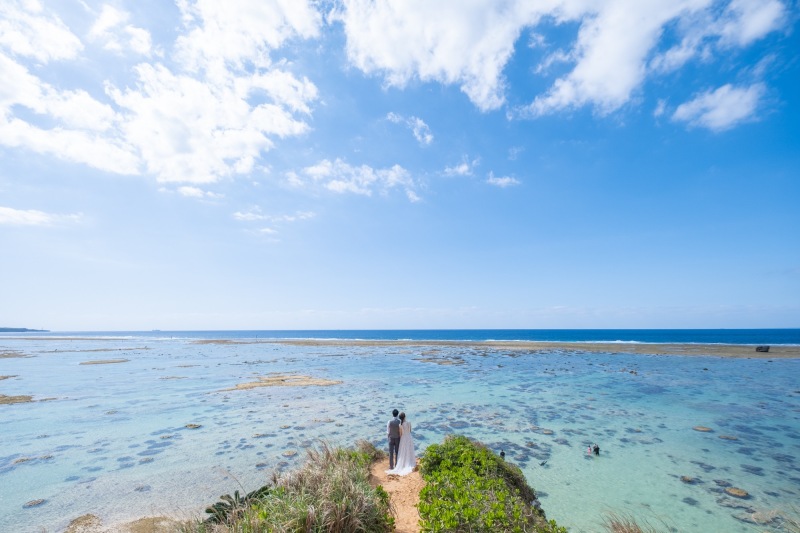 広大な海をバックに