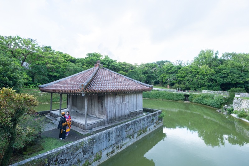 沖縄らしい瓦屋根を入れて撮影