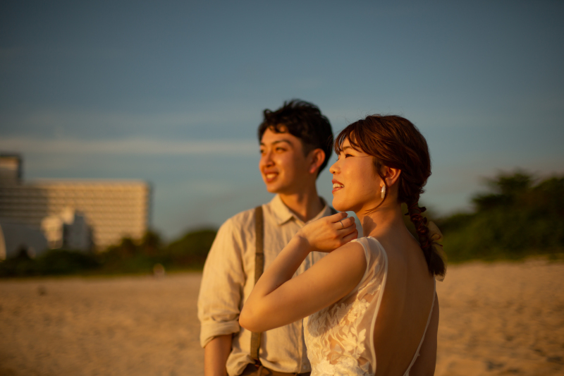 沈みゆく夕日を眺めながらフォトウェディング