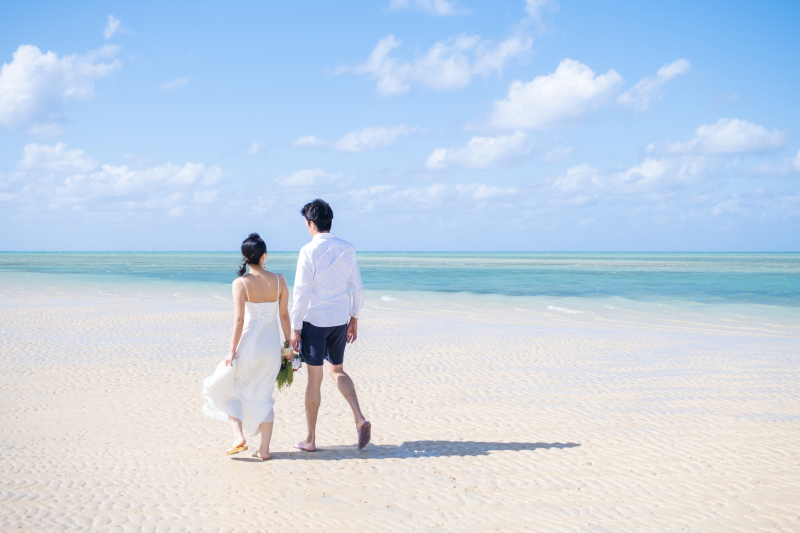 機内上空から見つけたビーチへ