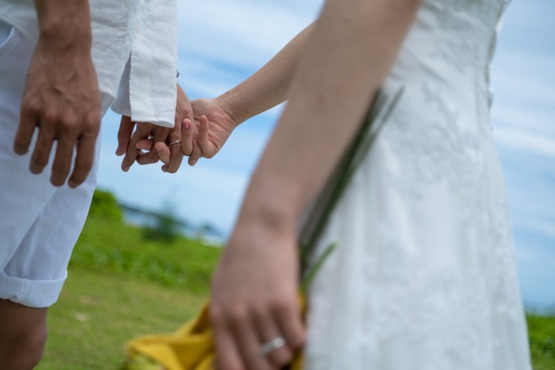 自然につないだおふたりの手♪