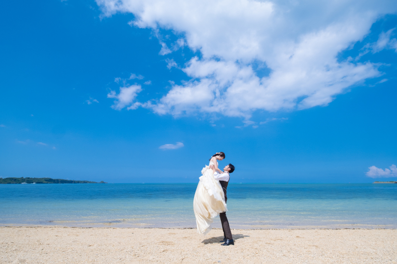 新郎様の頼もしさが伝わる縦抱っこ