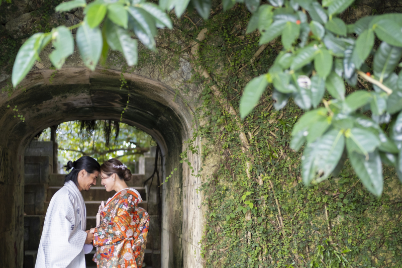 石垣のトンネル