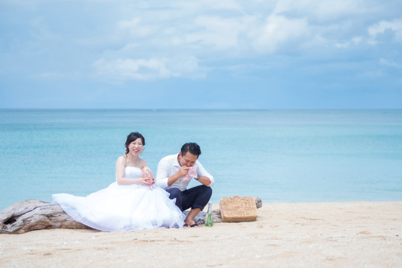 サンドを食べながらの撮影。