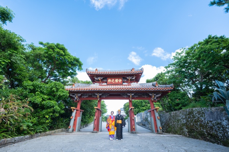 琉装に着替えて守礼の門で撮影！