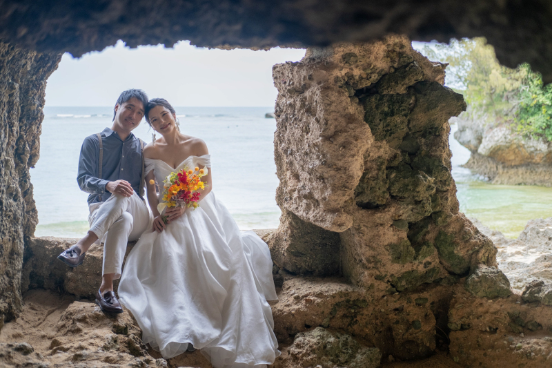 洞窟の窓に腰かけるお二人♪