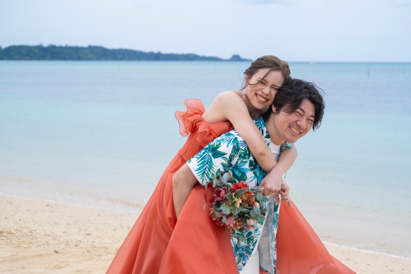 新郎様にぎゅっと♪