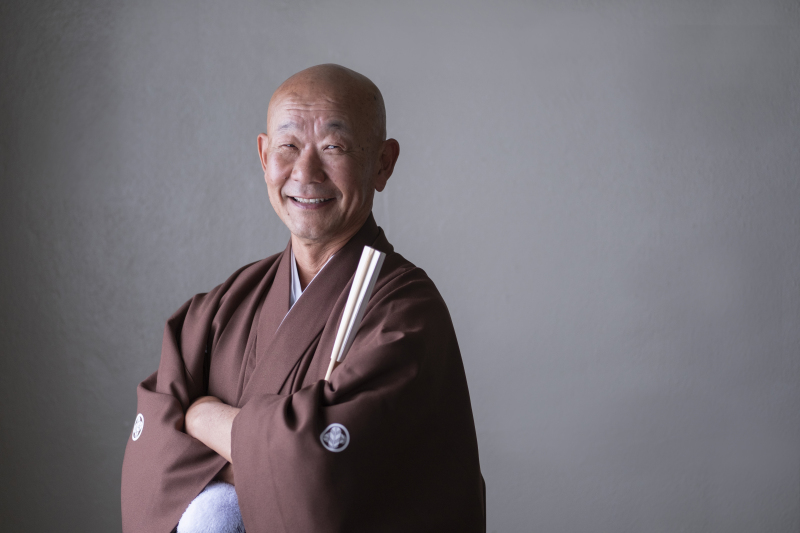 柔らかな印象の茶紋付袴