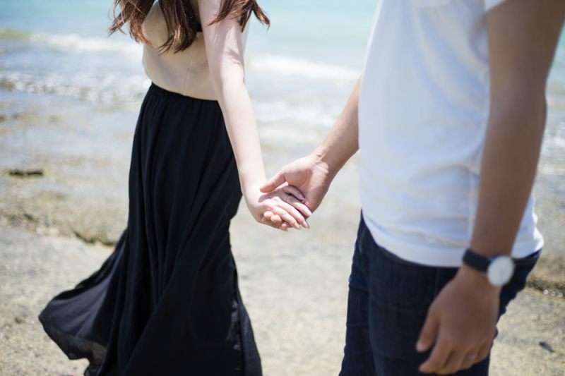 手をつなぐ