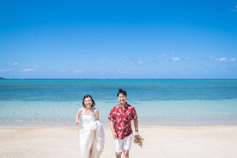 白い砂浜、青い海でフォトウェディング