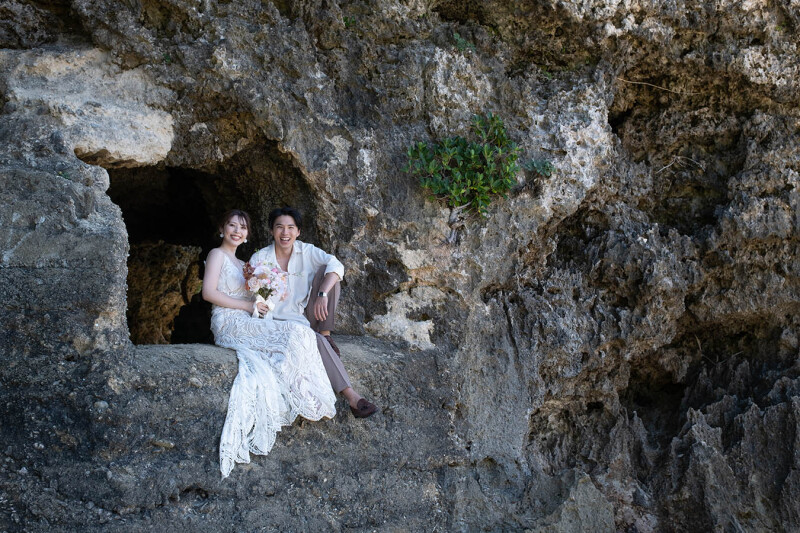 洞窟に腰掛けてクールな1枚