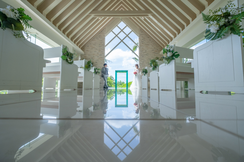 バージンロードの映り込みも素敵♪