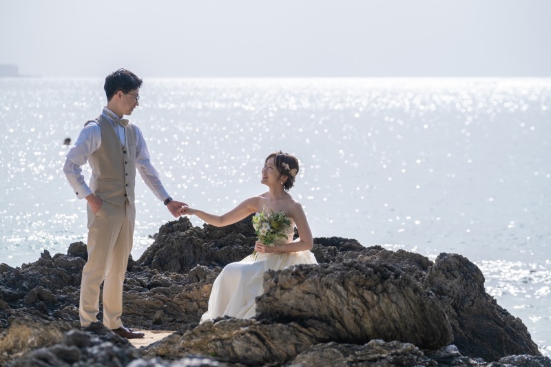 岩に腰かけて…