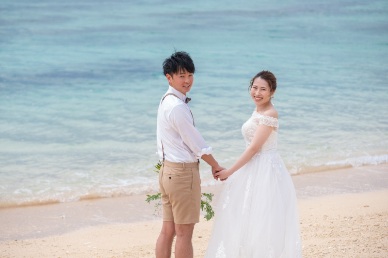 先にビーチへ入ったおふたりを後ろから呼ぶと&hellip;