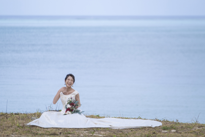 新婦様 芝生に座ってお一人ショット♪