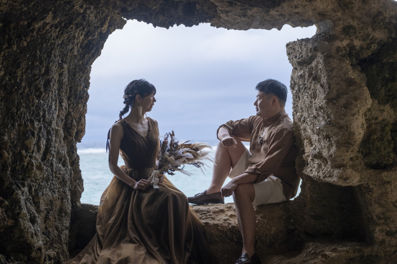 洞窟の窓で向かい合って♪