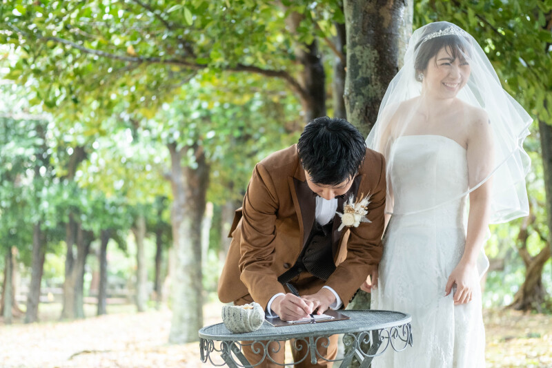 結婚証明書にサイン