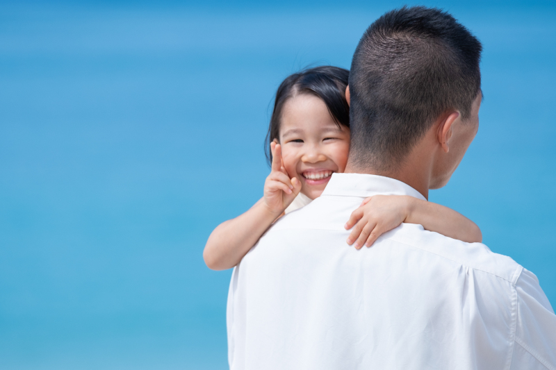 パパに抱っこしてもらってご機嫌な様子。