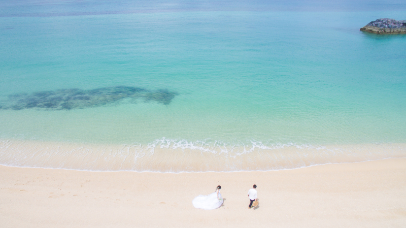 誰もいないビーチは貸し切り状態。
