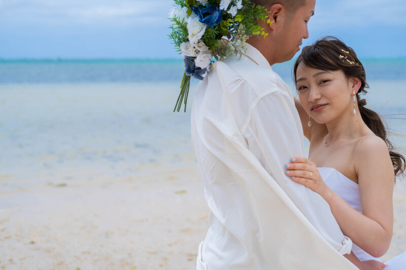 スッと新郎様の首に手をかける新婦様