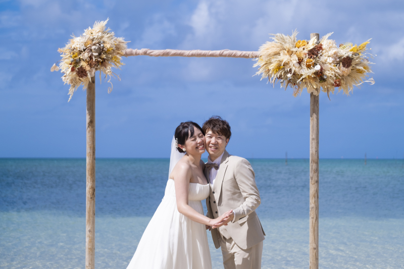 ビーチで挙げるお二人だけの温かな結婚式