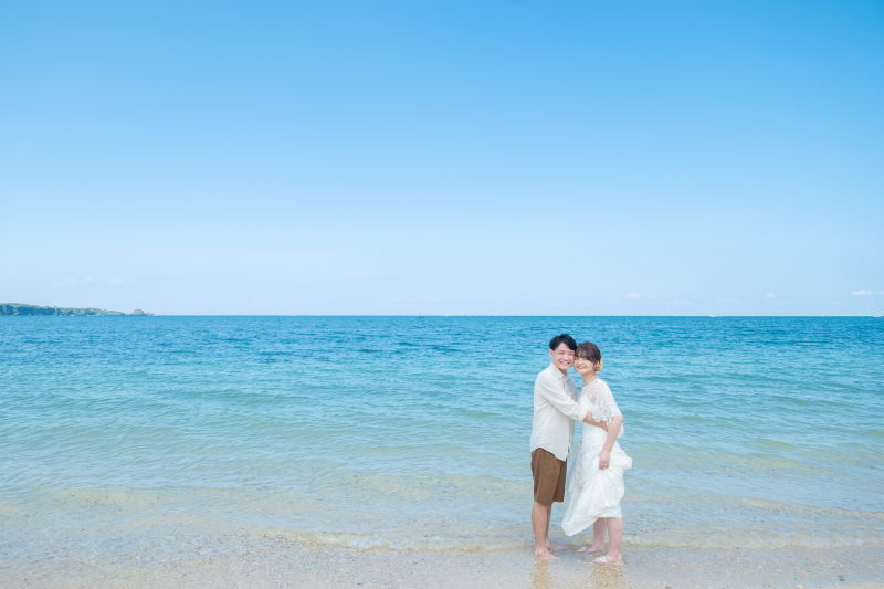 海に入って楽しいフォトウェディング