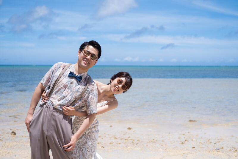 サングラス姿でひょっこり