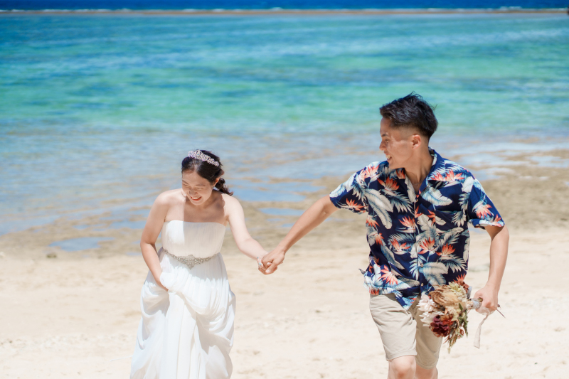 新婦様の手を引いて…